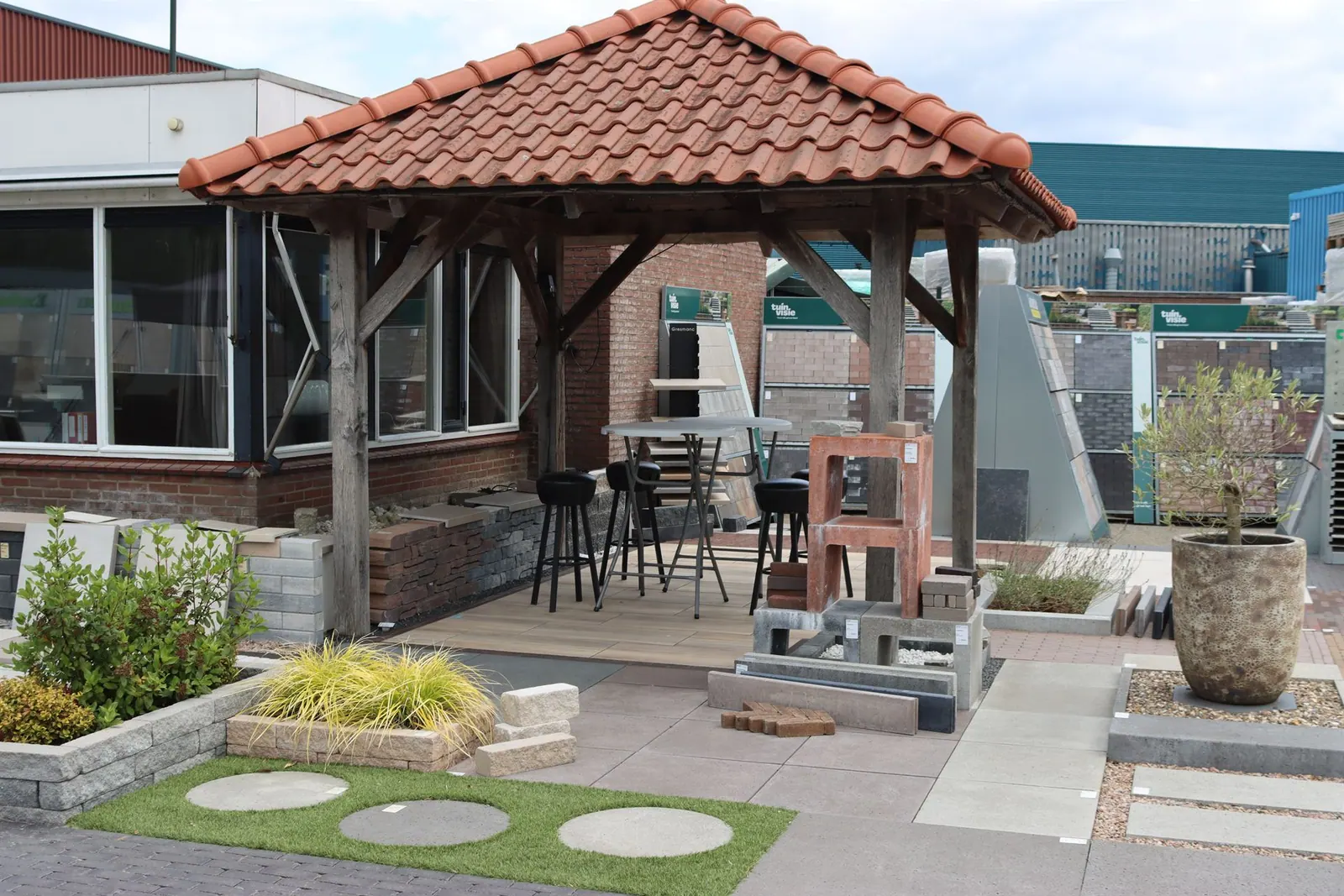 Pergola met gazon in de showtuin van Step Stones.