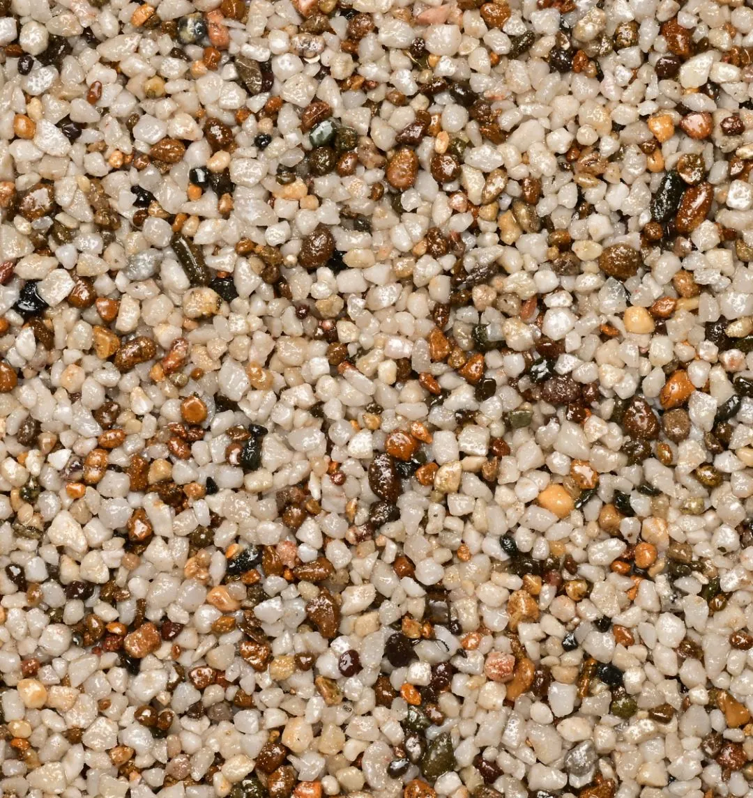 Kleurstaal harsgebonden grind Sea Shell: Een crèmewitte basis met bruine, zwarte en okerkleurige korrels, als een strand vol schelpjes