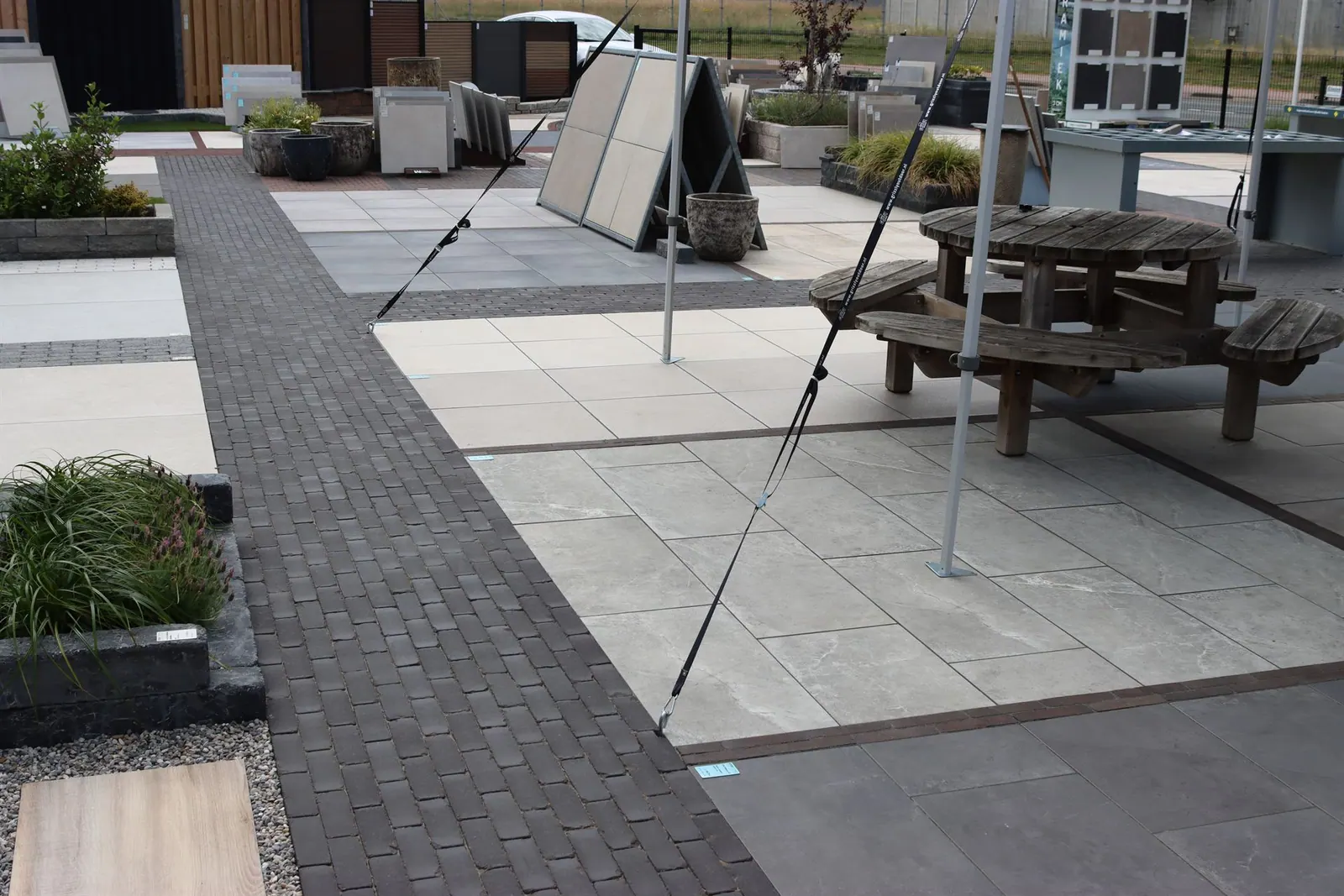Keramische tegels met een klinkerpad in de showtuin van Step Stones.