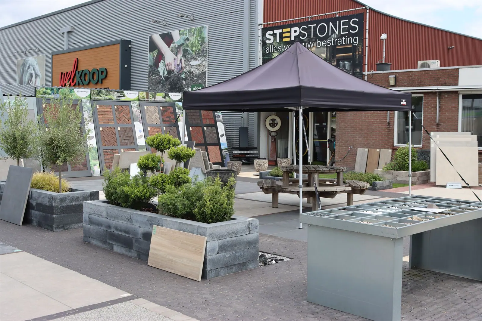 Step Stones in Hengelo, bij de entree van de showtuin.