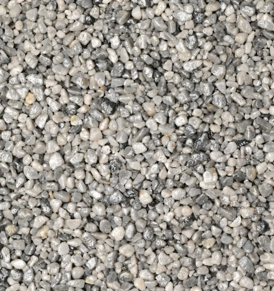 Kleurstaal harsgebonden grind Azuro Blue: Een koele mix van zilvergrijze en blauwgrijze korrels met donkere accenten. De steentjes hebben een lichte glans