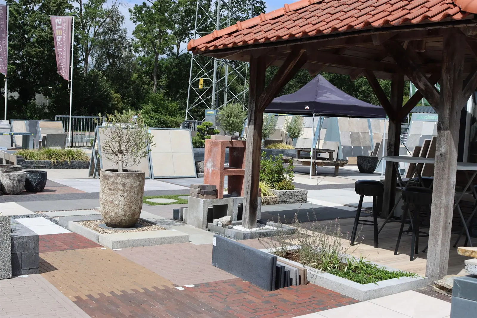 Pergola en terras in de showtuin van Step Stones in Hengelo.