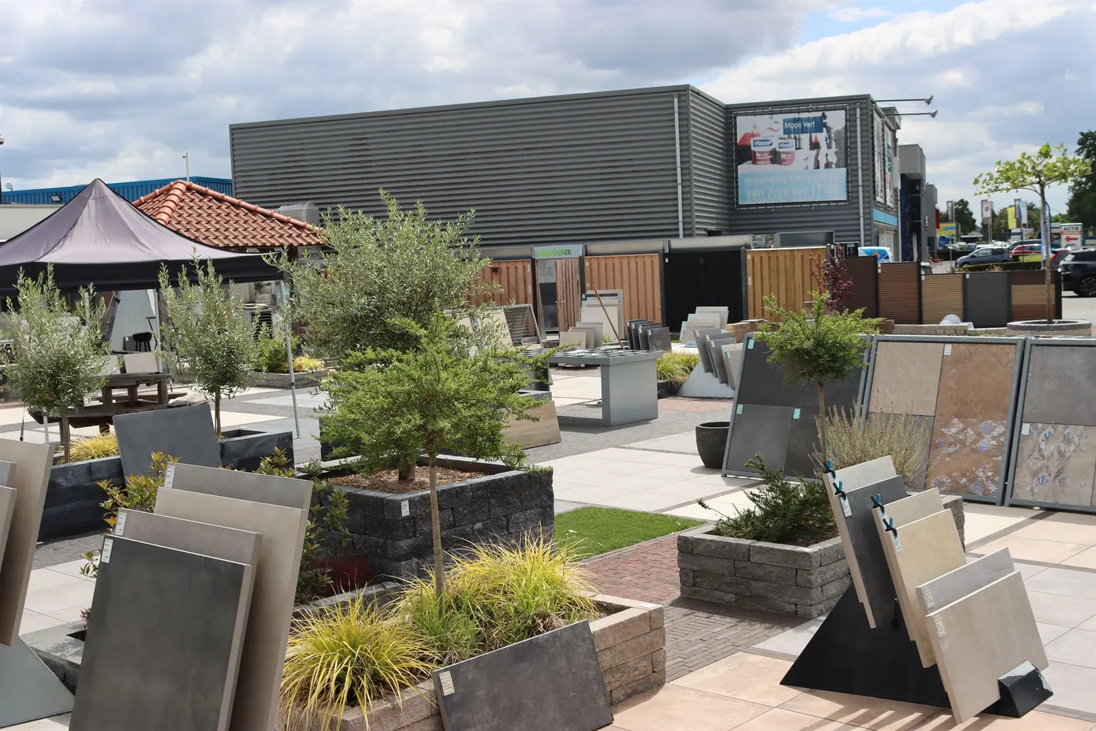 Olijfbomen en keramische tegels in de showtuin van Step Stones in Hengelo.