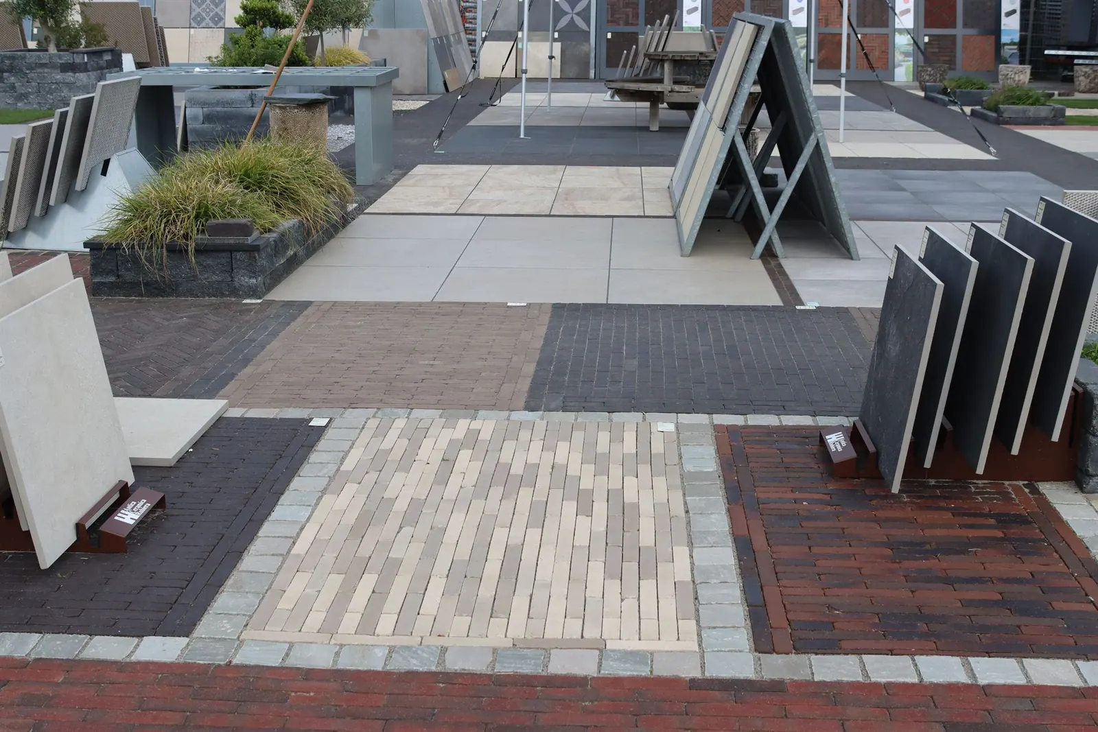 Klinkers en tegels gecombineerd in de showtuin van Step Stones.