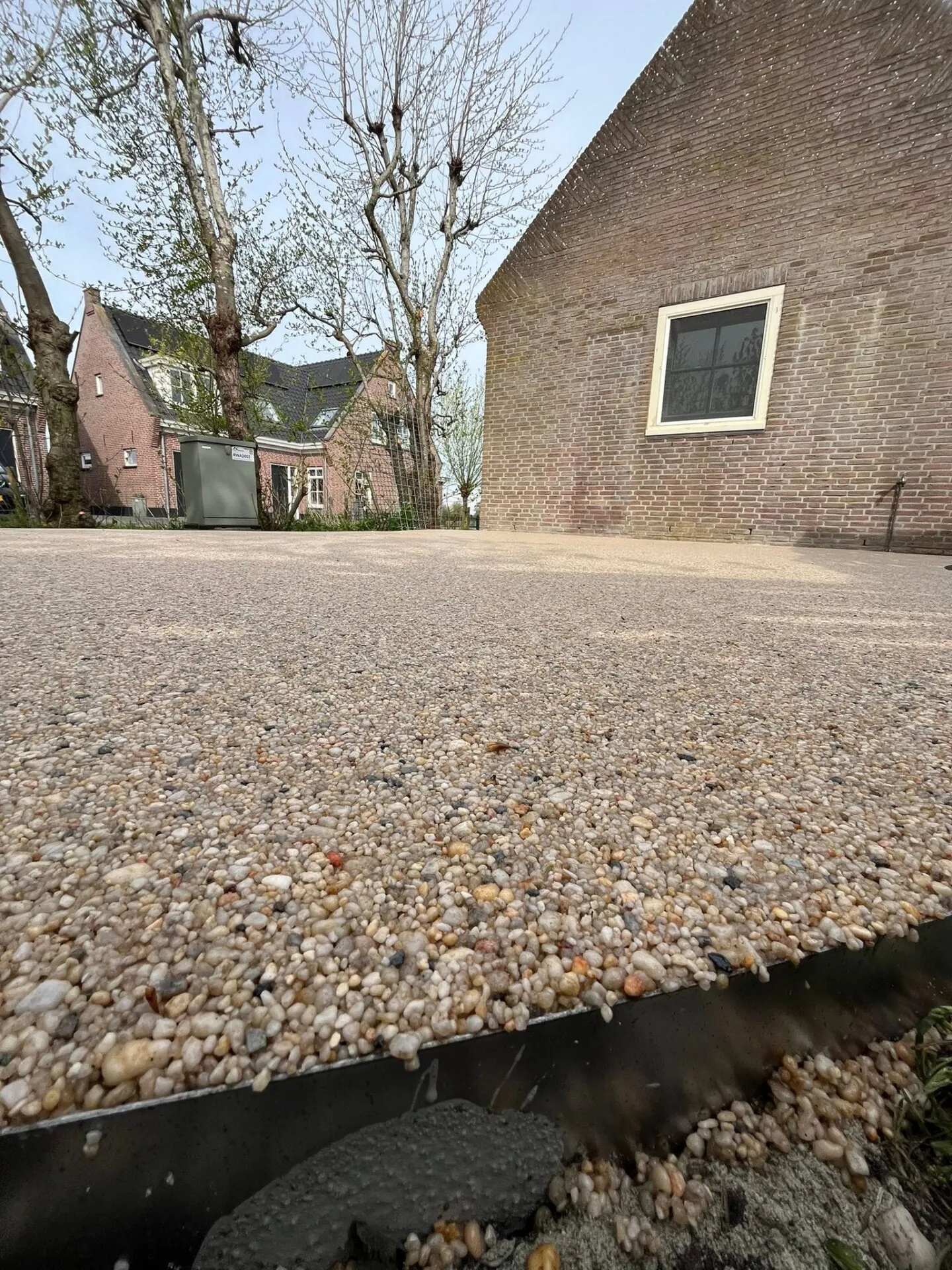 Lage close-up van een groot grindvlak, met de korrelstructuur scherp in beeld.