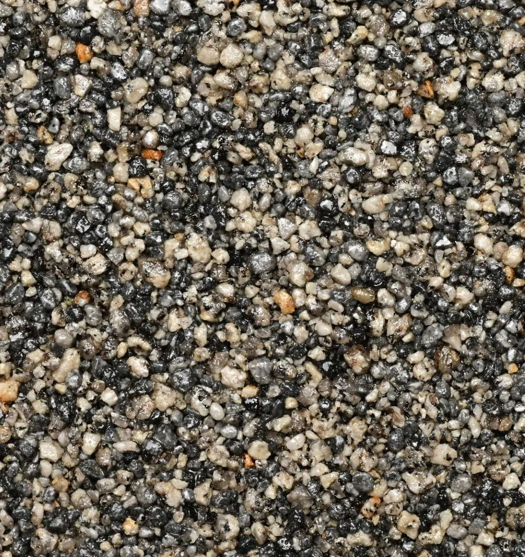Kleurstaal harsgebonden grind Mystic Grey: Een contrastrijke mix van antraciet, zwarte en crèmewitte korrels: een uitgesproken peper-en-zoutlook