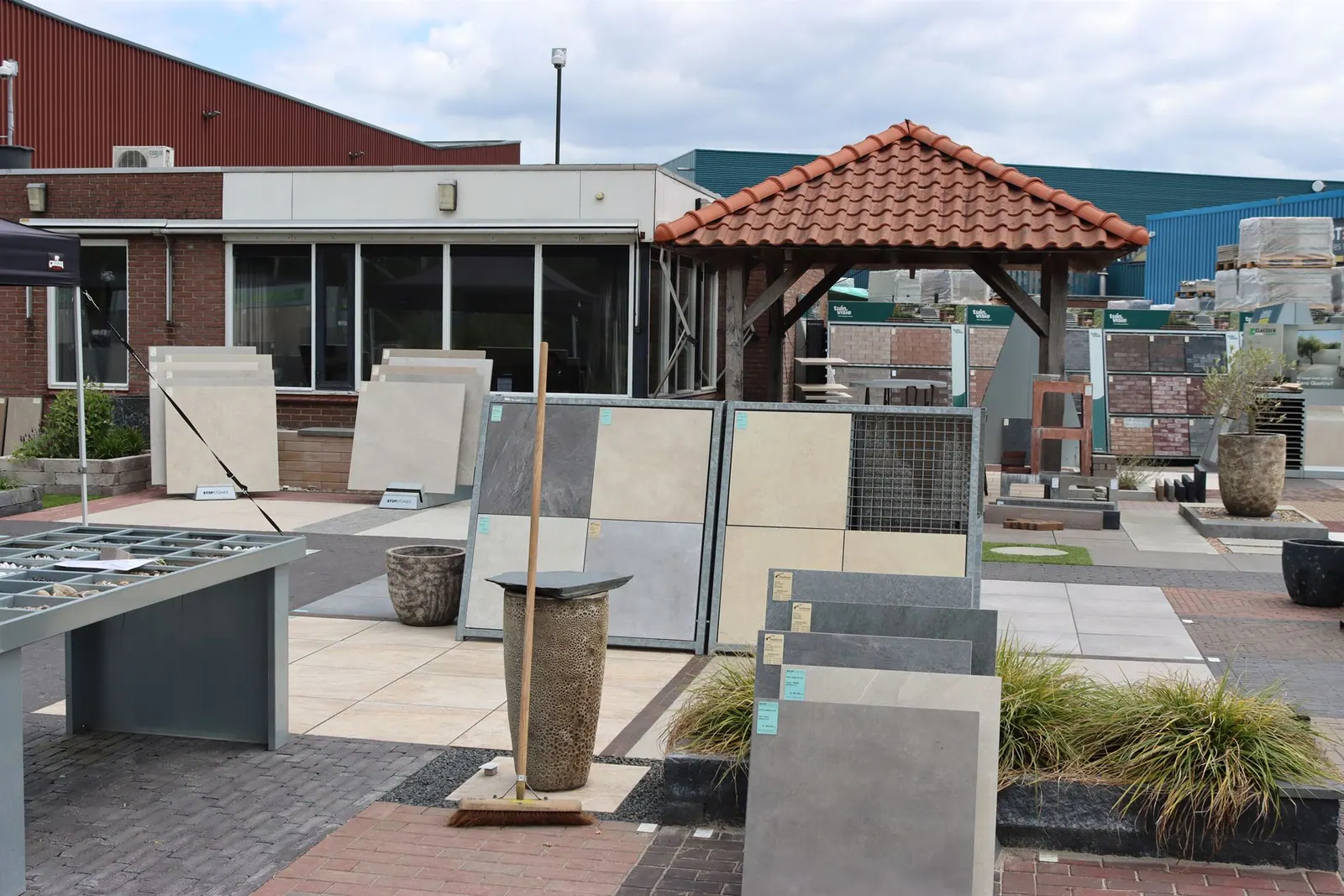 Entreegebied van de showtuin van Step Stones in Hengelo.