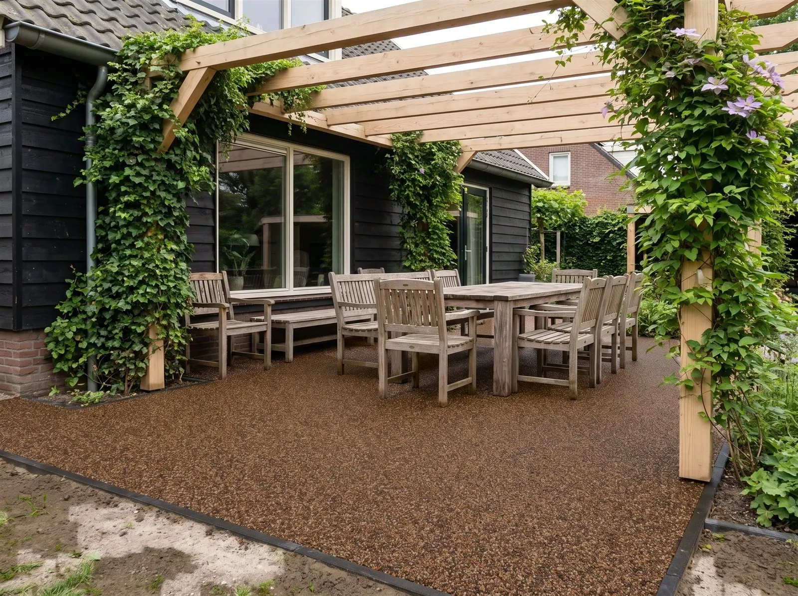 Sfeerimpressie: een terras onder een houten pergola, met harsgebonden grind in Brittany Bronze, gebonden met een 2K-bindmiddel