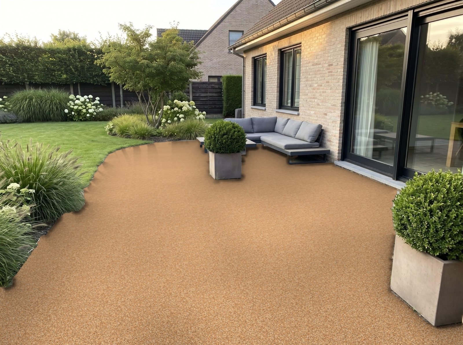 Hetzelfde terras vernieuwd met harsgebonden grind in Dorset Gold, gemaakt met de tool